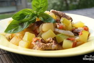 Мясное рагу с кабачками