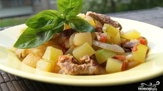 Мясное рагу с кабачками