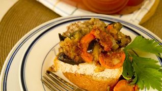 Овощное рагу с мясным фаршем и баклажанами в духовке