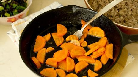 овощное рагу с мясным фаршем и баклажанами в духовке