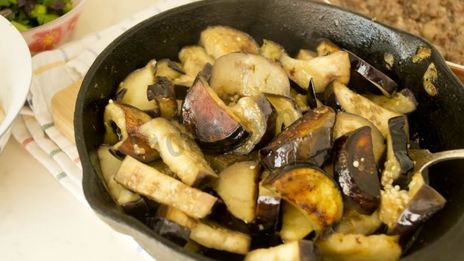 овощное рагу с мясным фаршем и баклажанами в духовке