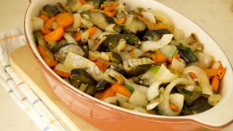 овощное рагу с мясным фаршем и баклажанами в духовке