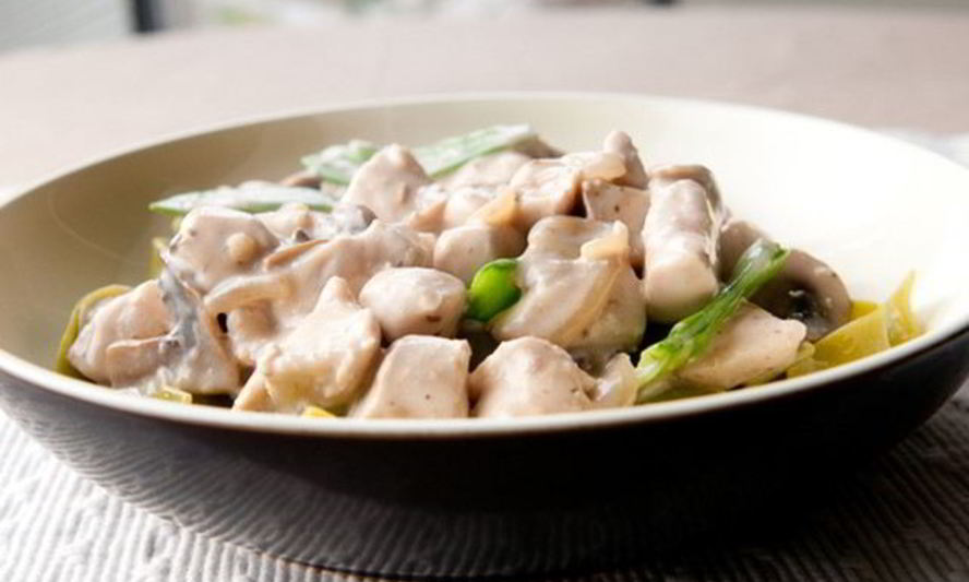 Рецепт пикантное куриное фрикасе с грибами