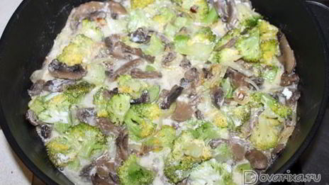 рагу из минтая с шампиньонами и брокколи