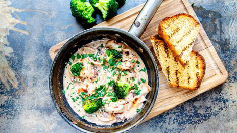 рагу из морепродуктов с соусом зеленый перец