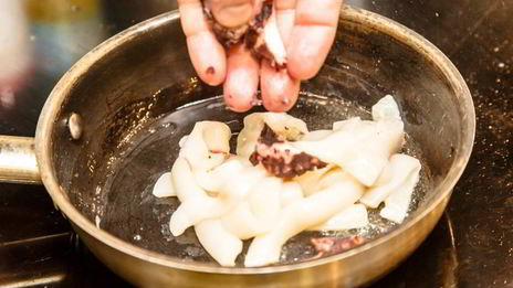 рагу из морепродуктов с соусом зеленый перец