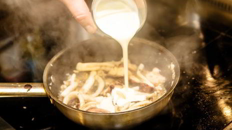 рагу из морепродуктов с соусом зеленый перец