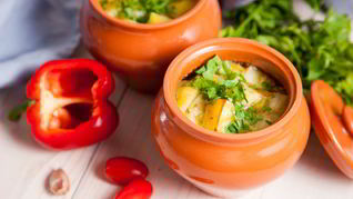 Рагу с курицей и овощами в горшочках