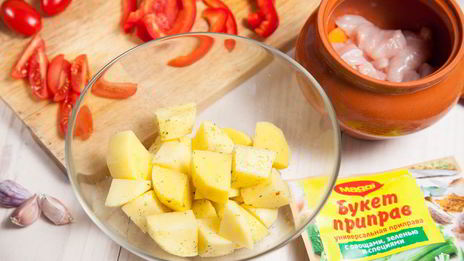 рагу с курицей и овощами в горшочках