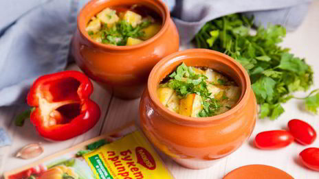 рагу с курицей и овощами в горшочках
