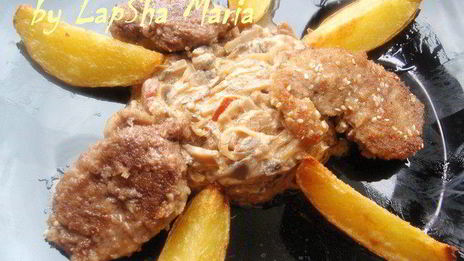 утиное филе в кунжуте с грибным рагу и картофельными дольками