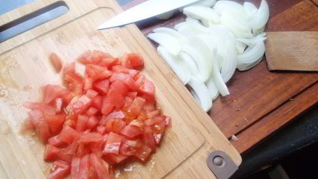 утиное филе в кунжуте с грибным рагу и картофельными дольками