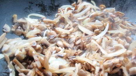 утиное филе в кунжуте с грибным рагу и картофельными дольками