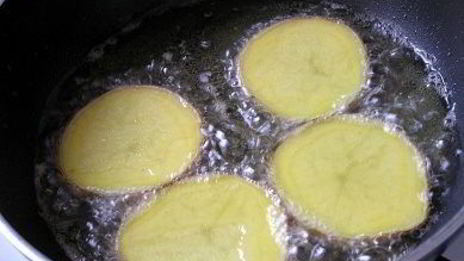 жареный картофель с овощным рагу и чесноком