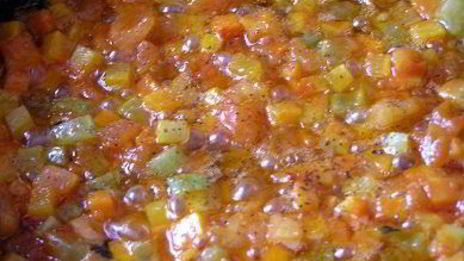 жареный картофель с овощным рагу и чесноком