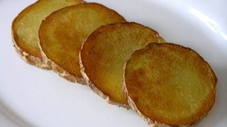 жареный картофель с овощным рагу и чесноком