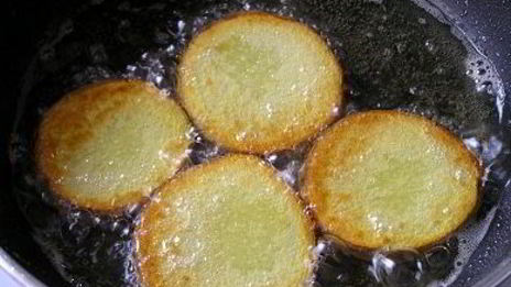 жареный картофель с овощным рагу и чесноком