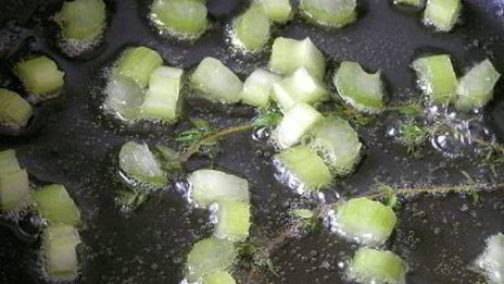 жареный картофель с овощным рагу и чесноком