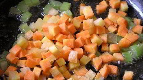 жареный картофель с овощным рагу и чесноком