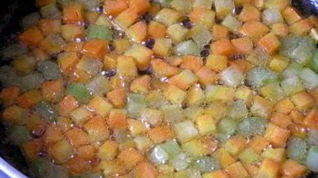 жареный картофель с овощным рагу и чесноком