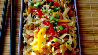 Рисовая лапша с креветками и овощами