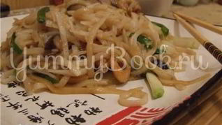 Рисовая лапша с креветками, мидиями и овощами