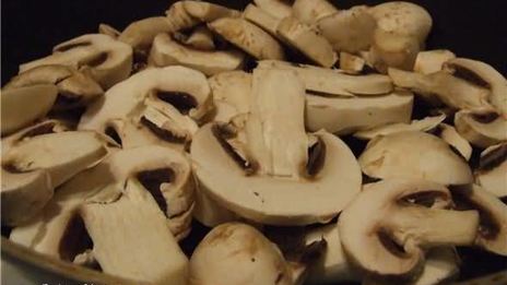 рисовая лапша с креветками, мидиями и овощами