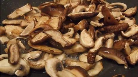 рисовая лапша с креветками, мидиями и овощами