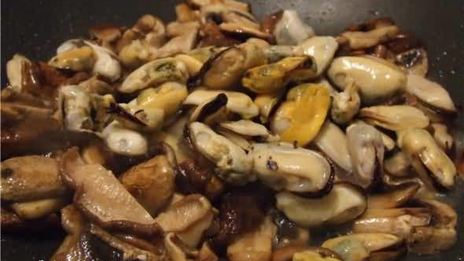 рисовая лапша с креветками, мидиями и овощами