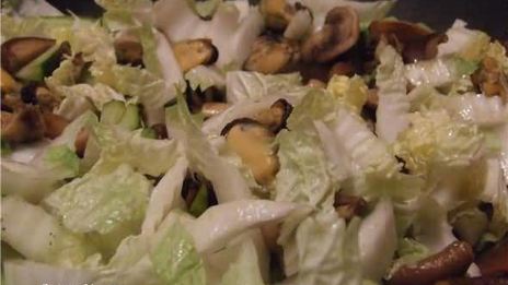 рисовая лапша с креветками, мидиями и овощами