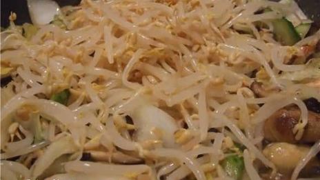 рисовая лапша с креветками, мидиями и овощами