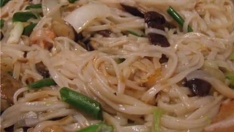 рисовая лапша с креветками, мидиями и овощами