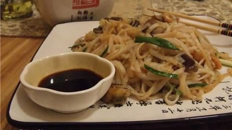 рисовая лапша с креветками, мидиями и овощами