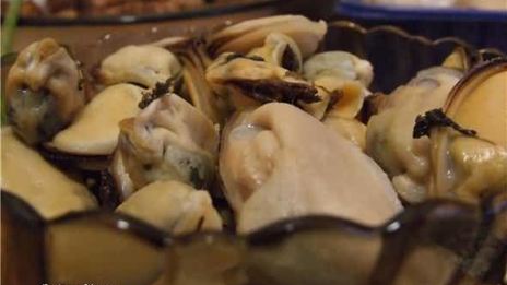 рисовая лапша с креветками, мидиями и овощами