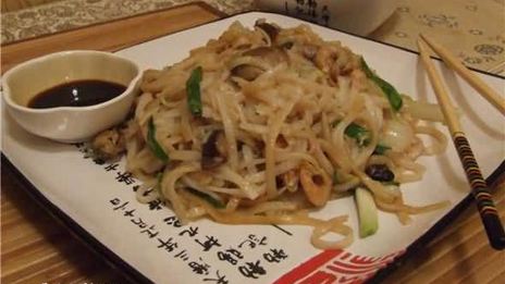 рисовая лапша с креветками, мидиями и овощами