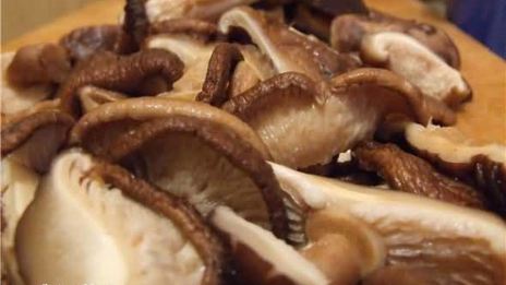 рисовая лапша с креветками, мидиями и овощами