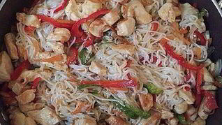 Рисовая лапша с куриной грудкой и овощами