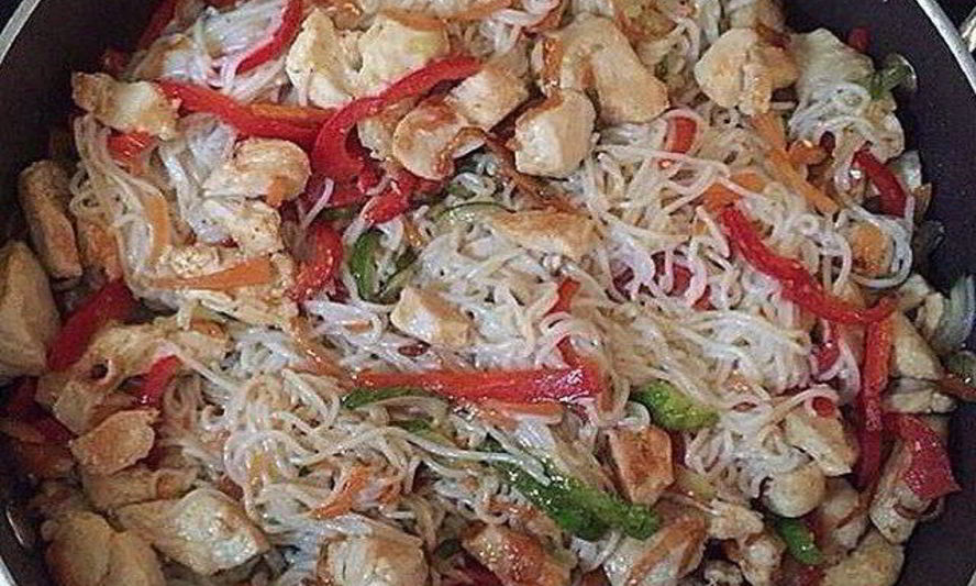 Рецепт рисовая лапша с куриной грудкой и овощами