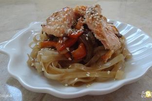 Рисовая лапша с овощами и семгой в кунжуте