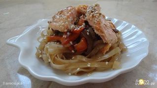 Рисовая лапша с овощами и семгой в кунжуте