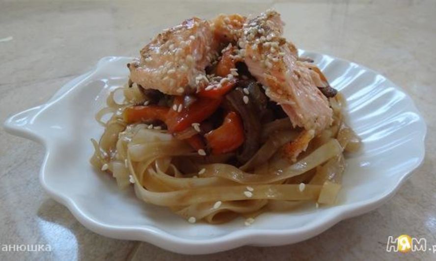 Рецепт рисовая лапша с овощами и семгой в кунжуте