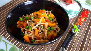 Рисовая лапша с овощами и соусом терияки