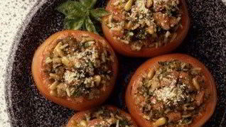 Итальянские, фаршированные ризотто помидоры с шафраном и базиликом
