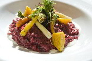 Красное ризотто из перловки с овощами