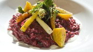 Красное ризотто из перловки с овощами