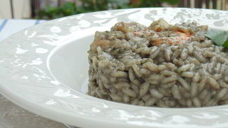 ризотто с чернилами каракатицы и креветками