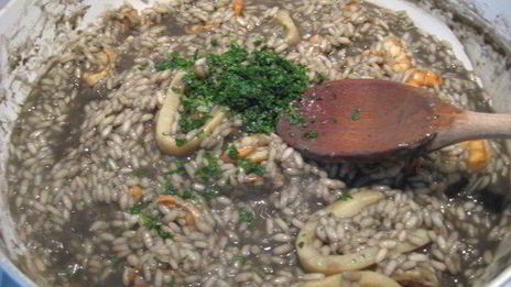 ризотто с чернилами каракатицы и креветками