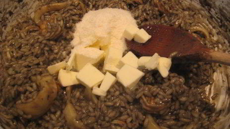 ризотто с чернилами каракатицы и креветками