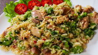 Ризотто с курицей, грибами и брокколи