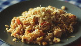 Ризотто с курицей, овощами и пармезаном